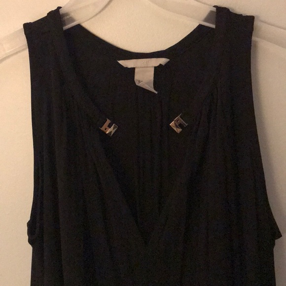 Black Sleeveless Blouse With Front Key Hole - Picture 4 of 6
